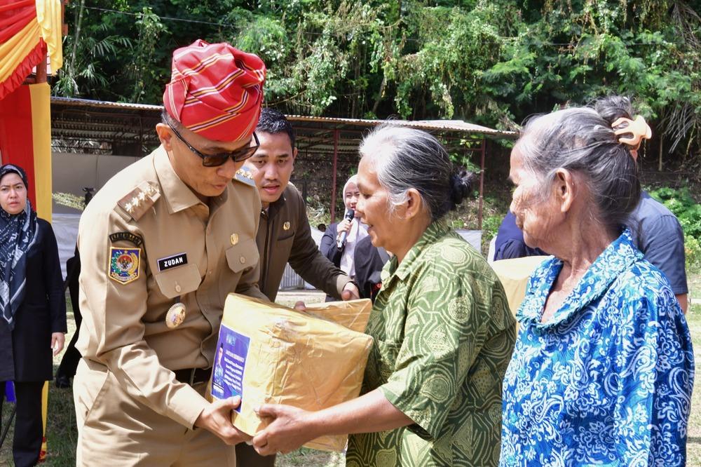 Dewan Korpri Provinsi Sulsel Laksanakan Bakti Sosial Pasca Bencana di Toraja Utara, Pj Gubernur Prof Zudan Serahkan Bantuan